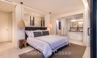 Villa contemporaine méditerranéenne avec vue sur la mer, prête à emménager, à vendre à quelques pas de la plage et de toutes les commodités, côté plage Elviria à Marbella 27551 