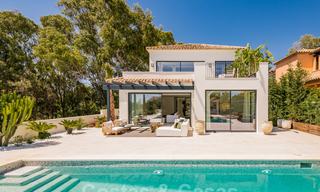 Villa contemporaine méditerranéenne avec vue sur la mer, prête à emménager, à vendre à quelques pas de la plage et de toutes les commodités, côté plage Elviria à Marbella 27562 