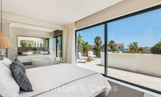 Villa contemporaine méditerranéenne avec vue sur la mer, prête à emménager, à vendre à quelques pas de la plage et de toutes les commodités, côté plage Elviria à Marbella 27563 