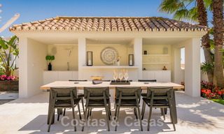 Villa contemporaine méditerranéenne avec vue sur la mer, prête à emménager, à vendre à quelques pas de la plage et de toutes les commodités, côté plage Elviria à Marbella 27566 