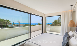 Villa contemporaine méditerranéenne avec vue sur la mer, prête à emménager, à vendre à quelques pas de la plage et de toutes les commodités, côté plage Elviria à Marbella 27568 
