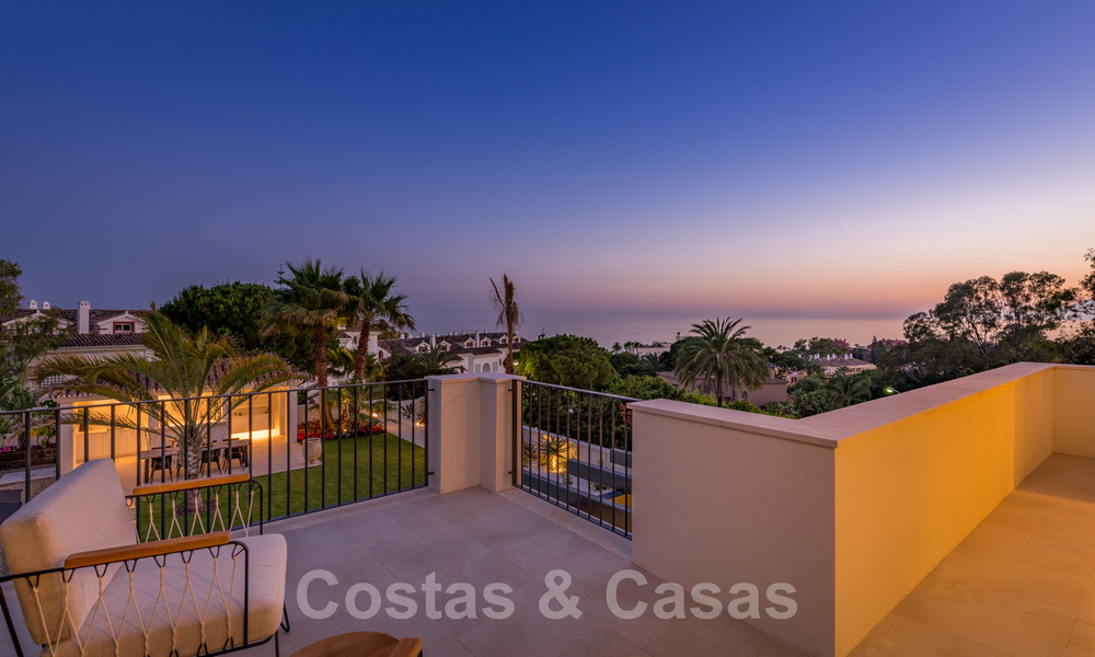 Villa contemporaine méditerranéenne avec vue sur la mer, prête à emménager, à vendre à quelques pas de la plage et de toutes les commodités, côté plage Elviria à Marbella 27570
