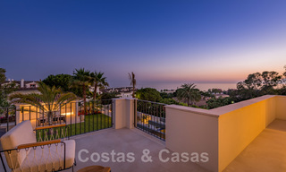 Villa contemporaine méditerranéenne avec vue sur la mer, prête à emménager, à vendre à quelques pas de la plage et de toutes les commodités, côté plage Elviria à Marbella 27570 