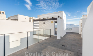 Nouvelles maisons modernes à vendre avec vue panoramique sur la montagne et la mer dans une urbanisation entourée par la nature à Marbella Est 27573 