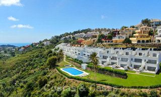 Nouvelles maisons modernes à vendre avec vue panoramique sur la montagne et la mer dans une urbanisation entourée par la nature à Marbella Est 27574 