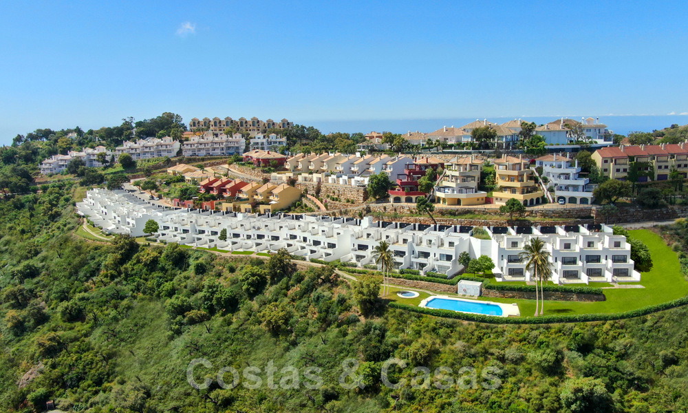 Nouvelles maisons modernes à vendre avec vue panoramique sur la montagne et la mer dans une urbanisation entourée par la nature à Marbella Est 27575