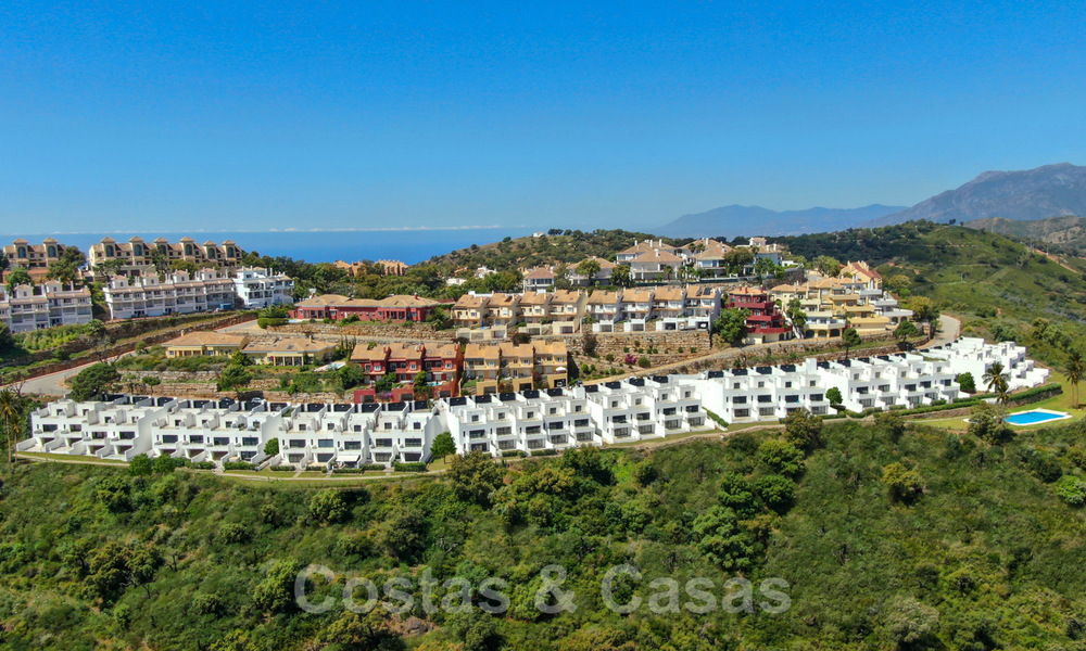 Nouvelles maisons modernes à vendre avec vue panoramique sur la montagne et la mer dans une urbanisation entourée par la nature à Marbella Est 27576
