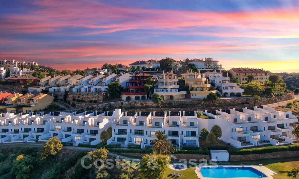 Nouvelles maisons modernes à vendre avec vue panoramique sur la montagne et la mer dans une urbanisation entourée par la nature à Marbella Est 27577