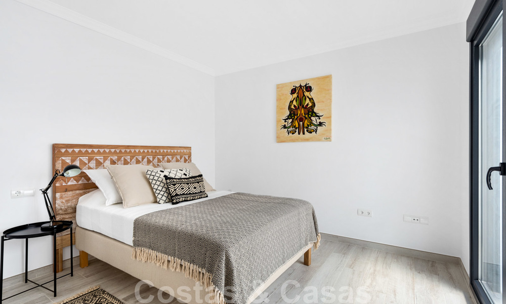 Nouvelles maisons modernes à vendre avec vue panoramique sur la montagne et la mer dans une urbanisation entourée par la nature à Marbella Est 27579