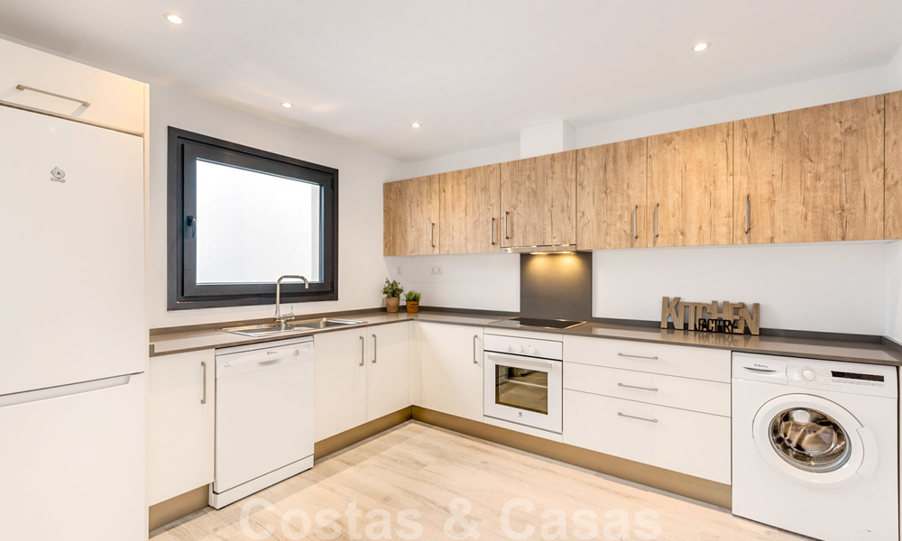 Nouvelles maisons modernes à vendre avec vue panoramique sur la montagne et la mer dans une urbanisation entourée par la nature à Marbella Est 27580