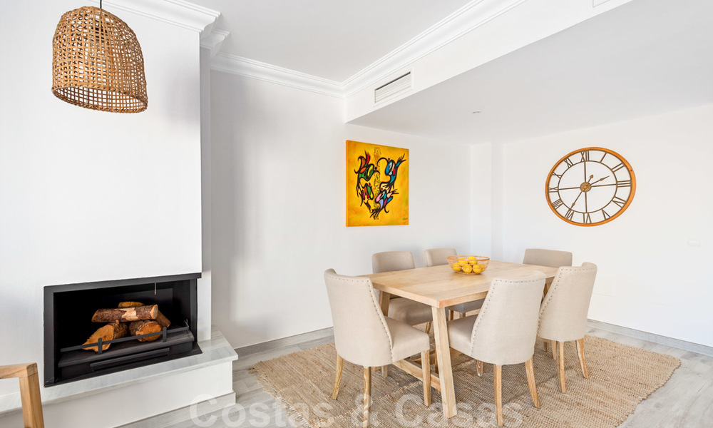 Nouvelles maisons modernes à vendre avec vue panoramique sur la montagne et la mer dans une urbanisation entourée par la nature à Marbella Est 27584