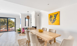 Nouvelles maisons modernes à vendre avec vue panoramique sur la montagne et la mer dans une urbanisation entourée par la nature à Marbella Est 27585 