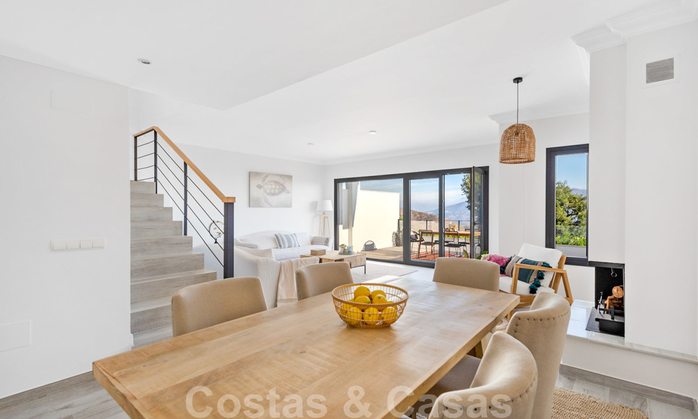 Nouvelles maisons modernes à vendre avec vue panoramique sur la montagne et la mer dans une urbanisation entourée par la nature à Marbella Est 27586