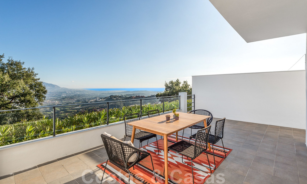 Nouvelles maisons modernes à vendre avec vue panoramique sur la montagne et la mer dans une urbanisation entourée par la nature à Marbella Est 27587