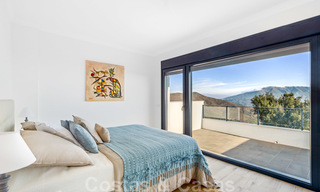 Nouvelles maisons modernes à vendre avec vue panoramique sur la montagne et la mer dans une urbanisation entourée par la nature à Marbella Est 27588 