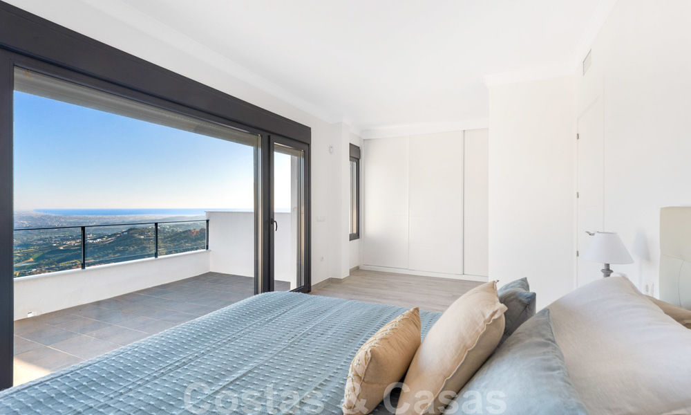 Nouvelles maisons modernes à vendre avec vue panoramique sur la montagne et la mer dans une urbanisation entourée par la nature à Marbella Est 27589