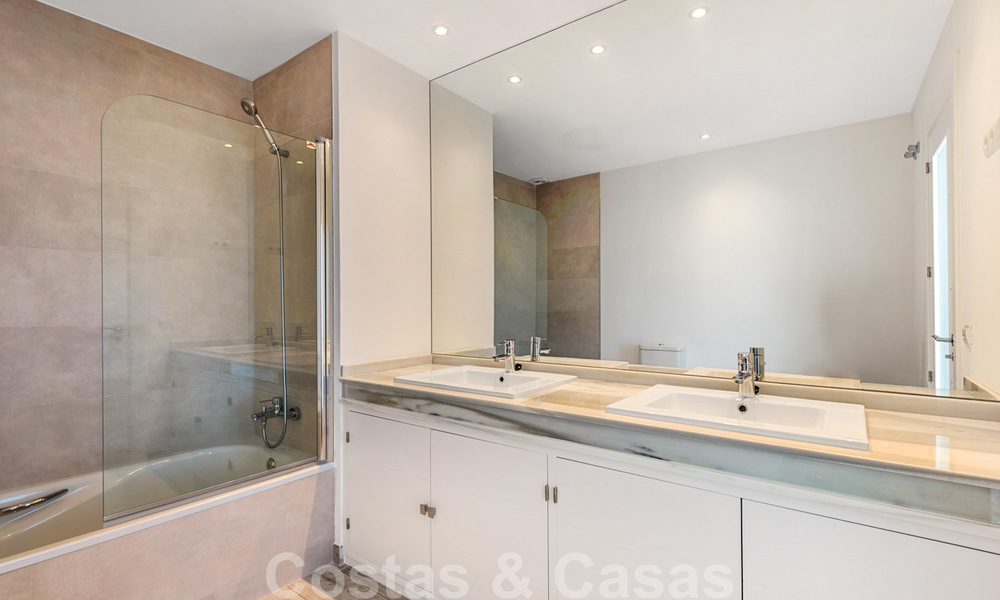 Nouvelles maisons modernes à vendre avec vue panoramique sur la montagne et la mer dans une urbanisation entourée par la nature à Marbella Est 27590