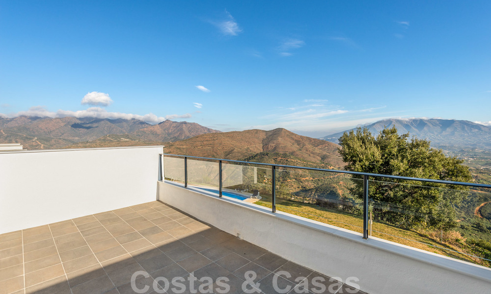 Nouvelles maisons modernes à vendre avec vue panoramique sur la montagne et la mer dans une urbanisation entourée par la nature à Marbella Est 27591
