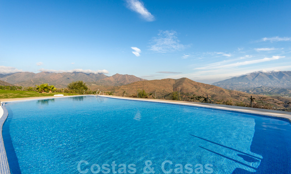Nouvelles maisons modernes à vendre avec vue panoramique sur la montagne et la mer dans une urbanisation entourée par la nature à Marbella Est 27593