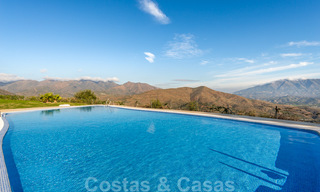 Nouvelles maisons modernes à vendre avec vue panoramique sur la montagne et la mer dans une urbanisation entourée par la nature à Marbella Est 27593 