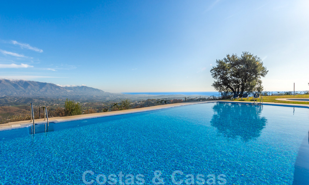 Nouvelles maisons modernes à vendre avec vue panoramique sur la montagne et la mer dans une urbanisation entourée par la nature à Marbella Est 27594