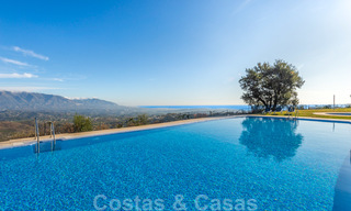 Nouvelles maisons modernes à vendre avec vue panoramique sur la montagne et la mer dans une urbanisation entourée par la nature à Marbella Est 27594 