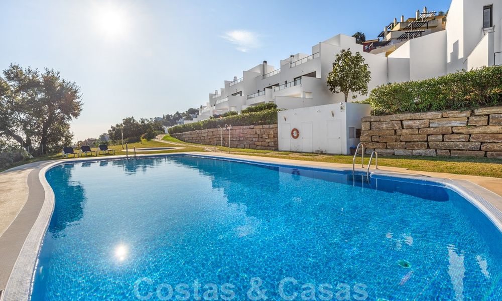 Nouvelles maisons modernes à vendre avec vue panoramique sur la montagne et la mer dans une urbanisation entourée par la nature à Marbella Est 27595