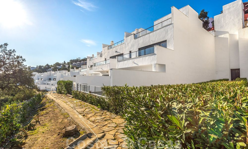 Nouvelles maisons modernes à vendre avec vue panoramique sur la montagne et la mer dans une urbanisation entourée par la nature à Marbella Est 27596
