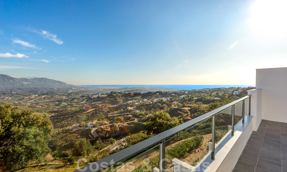 Nouvelles maisons modernes à vendre avec vue panoramique sur la montagne et la mer dans une urbanisation entourée par la nature à Marbella Est 27597