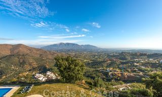 Nouvelles maisons modernes à vendre avec vue panoramique sur la montagne et la mer dans une urbanisation entourée par la nature à Marbella Est 27598 