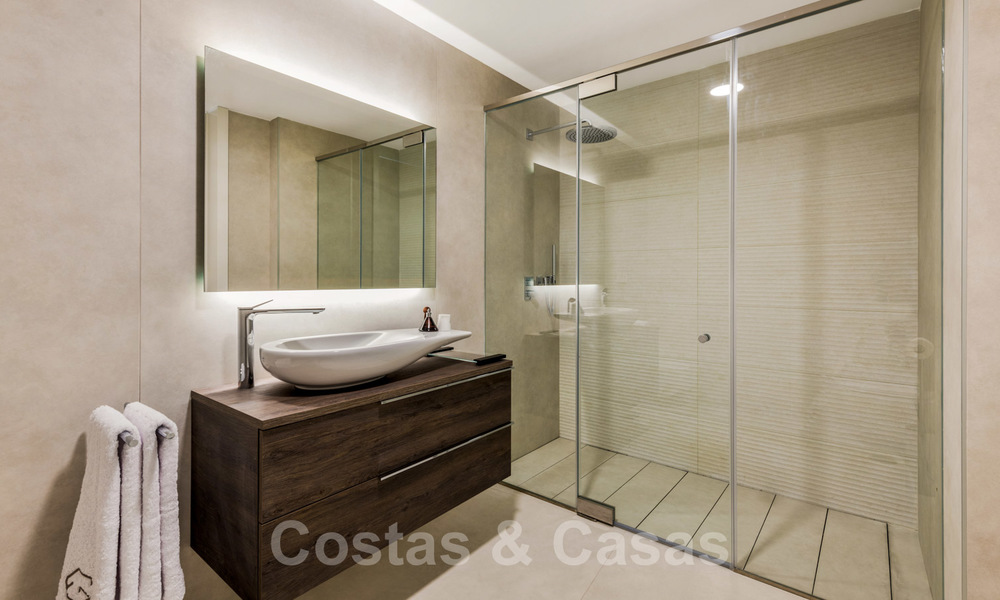 Penthouses modernes de luxe en première ligne de plage à vendre à Estepona, Costa del Sol. Prêt à emménager 27768