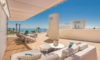 Penthouses modernes de luxe en première ligne de plage à vendre à Estepona, Costa del Sol. Prêt à emménager 27775 