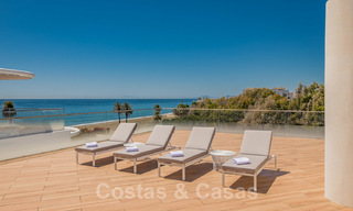Penthouses modernes de luxe en première ligne de plage à vendre à Estepona, Costa del Sol. Prêt à emménager 27779 