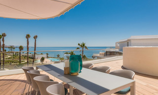 Penthouses modernes de luxe en première ligne de plage à vendre à Estepona, Costa del Sol. Prêt à emménager. Promotion! 27780 