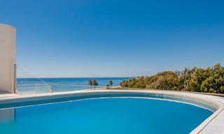 Penthouses modernes de luxe en première ligne de plage à vendre à Estepona, Costa del Sol. Prêt à emménager 27782 