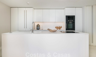 Penthouses modernes de luxe en première ligne de plage à vendre à Estepona, Costa del Sol. Prêt à emménager 27783 