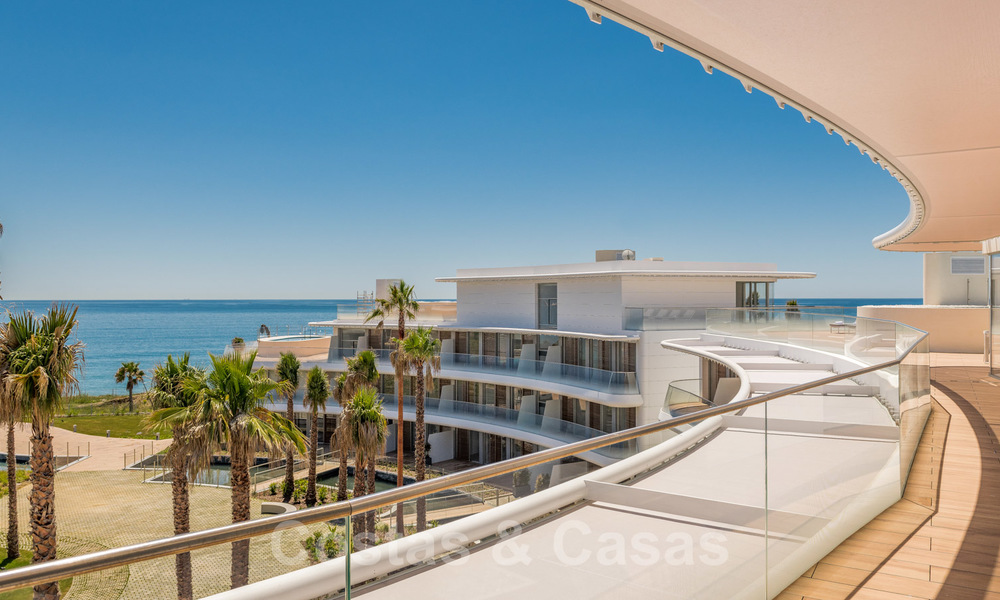 Penthouses modernes de luxe en première ligne de plage à vendre à Estepona, Costa del Sol. Prêt à emménager 27785
