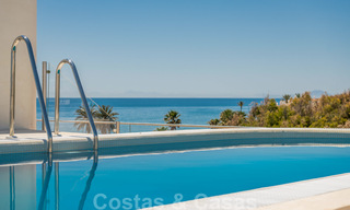 Penthouses modernes de luxe en première ligne de plage à vendre à Estepona, Costa del Sol. Prêt à emménager 27788 