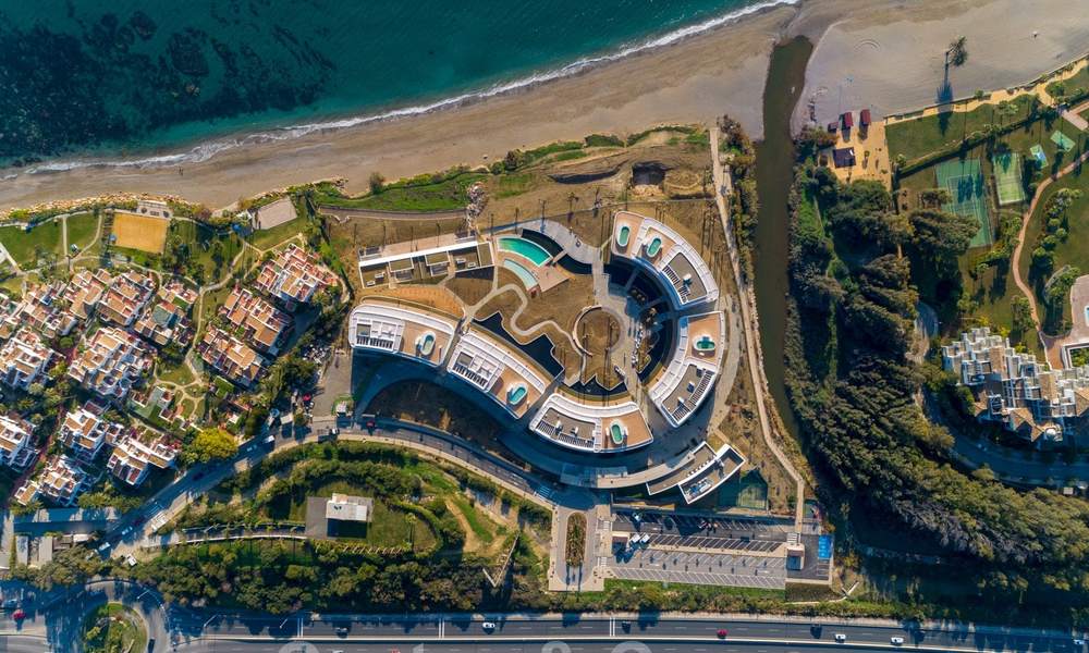 Penthouses modernes de luxe en première ligne de plage à vendre à Estepona, Costa del Sol. Prêt à emménager 27792
