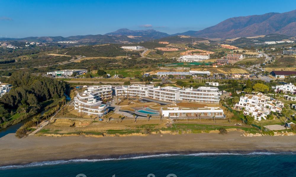 Penthouses modernes de luxe en première ligne de plage à vendre à Estepona, Costa del Sol. Prêt à emménager. Promotion! 27801