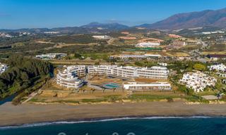 Penthouses modernes de luxe en première ligne de plage à vendre à Estepona, Costa del Sol. Prêt à emménager. Promotion! 27801 