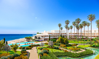 Penthouses modernes de luxe en première ligne de plage à vendre à Estepona, Costa del Sol. Prêt à emménager. Promotion! 27809 