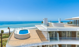 Penthouses modernes de luxe en première ligne de plage à vendre à Estepona, Costa del Sol. Prêt à emménager 27811 