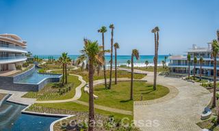 Appartements modernes de luxe en première ligne de plage à vendre à Estepona, Costa del Sol. Prêt à emménager 27827 