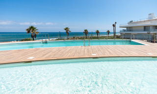 Appartements modernes de luxe en première ligne de plage à vendre à Estepona, Costa del Sol. Prêt à emménager 27834 