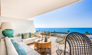 Appartements modernes de luxe en première ligne de plage à vendre à Estepona, Costa del Sol. Prêt à emménager 27837 
