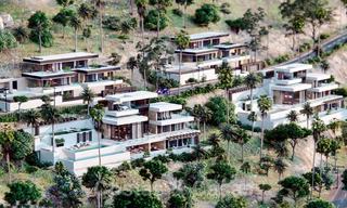 Villas modernes clés en main avec des vues spectaculaires sur le terrain de golf, le lac, les montagnes et la mer Méditerranée jusqu'à l'Afrique, dans un complexe de golf fermé à vendre à Benahavis - Marbella 27913 
