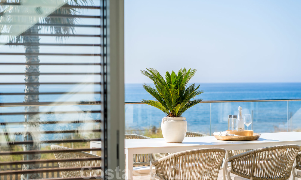 Prêt à emménager dans une villa moderne de luxe en première ligne de plage à vendre dans un complexe exclusif à Estepona, Costa del Sol 28205