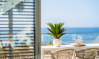 Prêt à emménager dans une villa moderne de luxe en première ligne de plage à vendre dans un complexe exclusif à Estepona, Costa del Sol 28205 