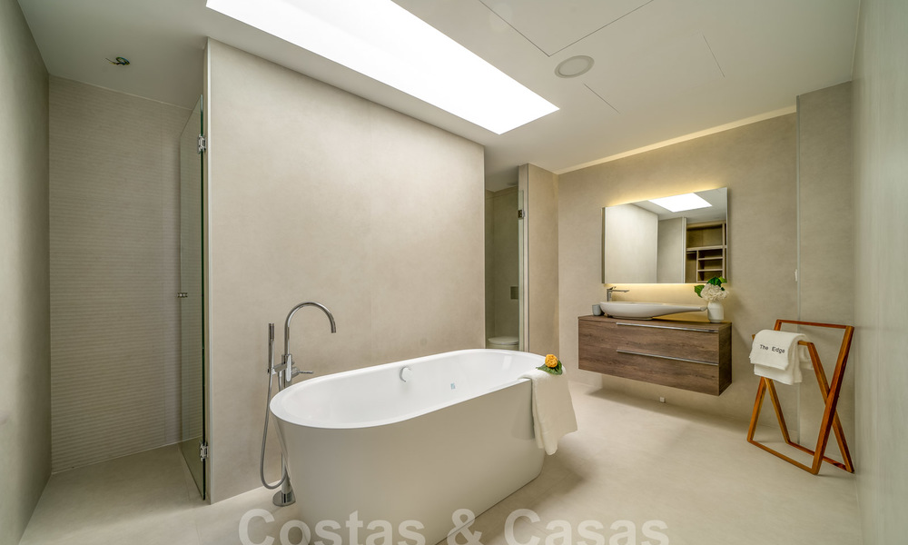Prêt à emménager dans une villa moderne de luxe en première ligne de plage à vendre dans un complexe exclusif à Estepona, Costa del Sol 28206
